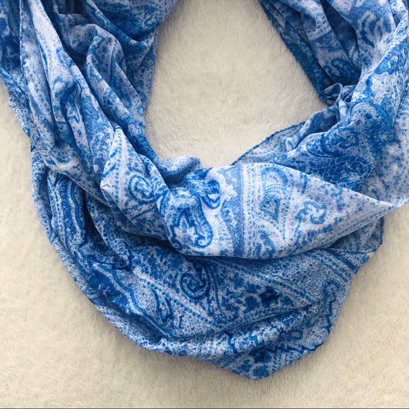 NEW✨ Printed Infinity Scarf - Picture 4 of 6